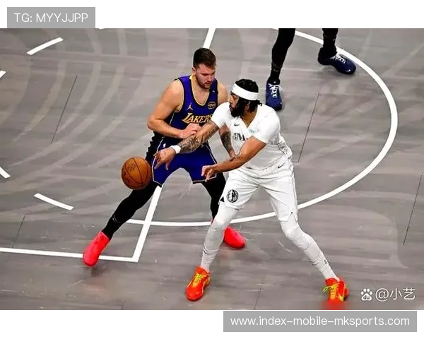 独行侠的韧性与魅力:东契奇后撤步三分的稳稳写意 独行侠的韧性与魅力:东契奇后撤步三分的稳稳写意