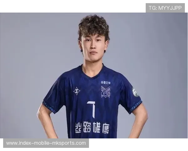 大连英博边路长传直接撕开局部防守